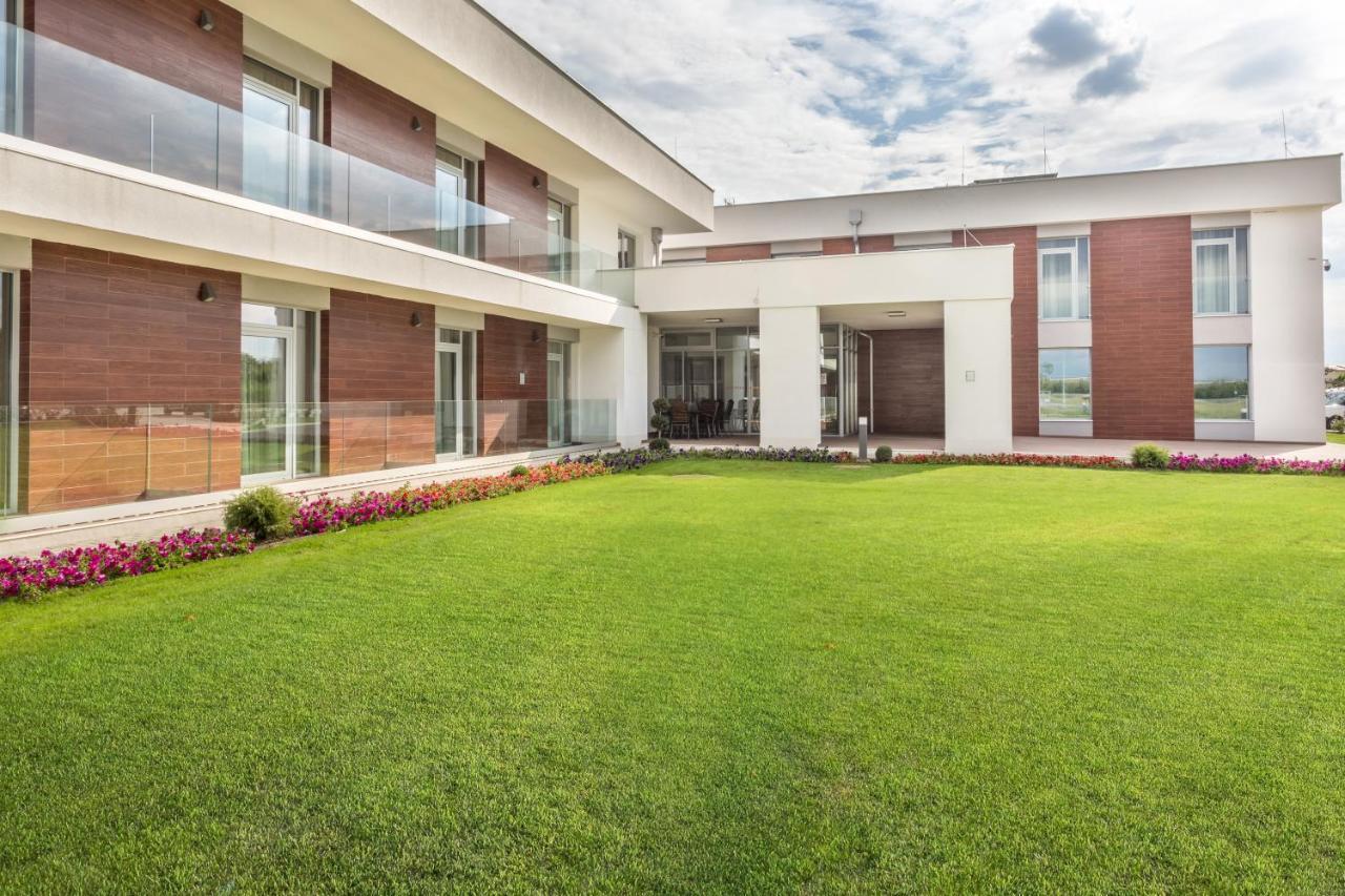 Outlet Hotel Polgár المظهر الخارجي الصورة